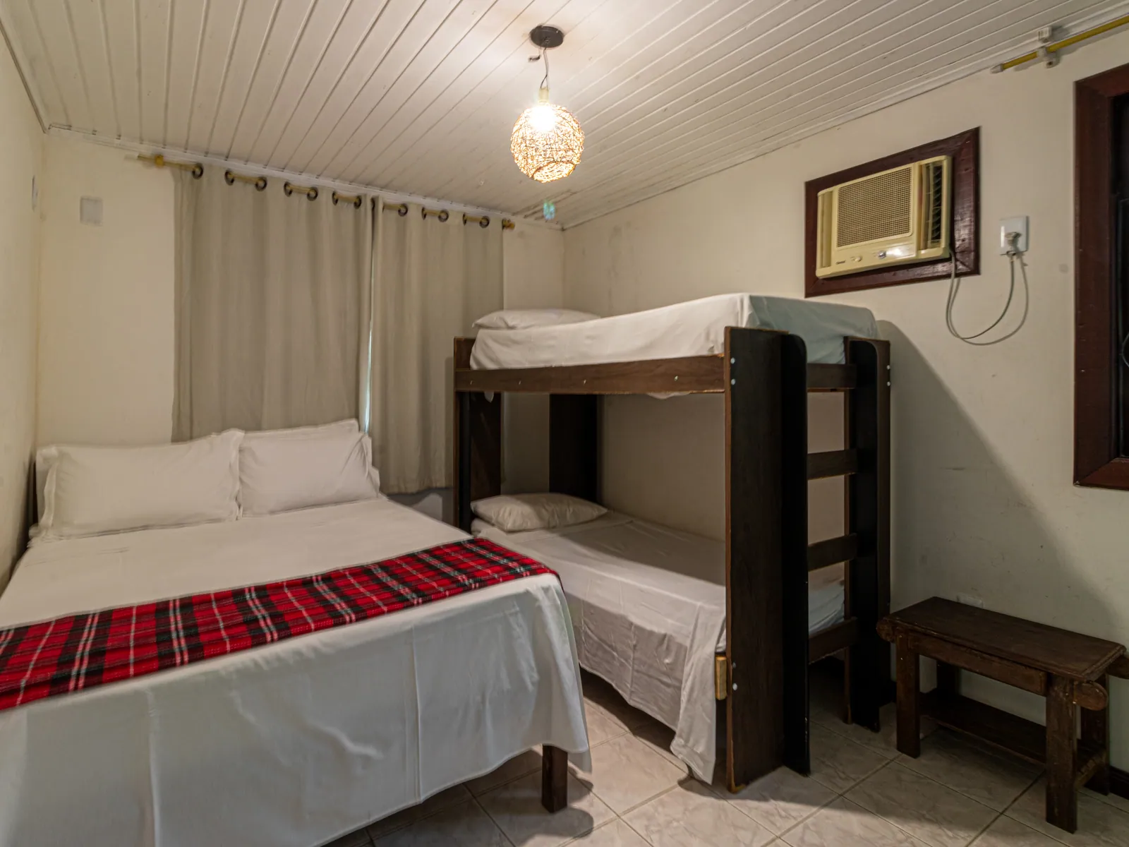 Quarto da Casa 1 com cama de casal e beliche, para famílias
