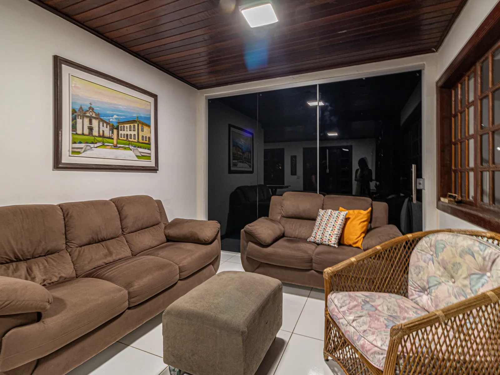 Sala de estar da Casa 1 com sofás e teto de madeira