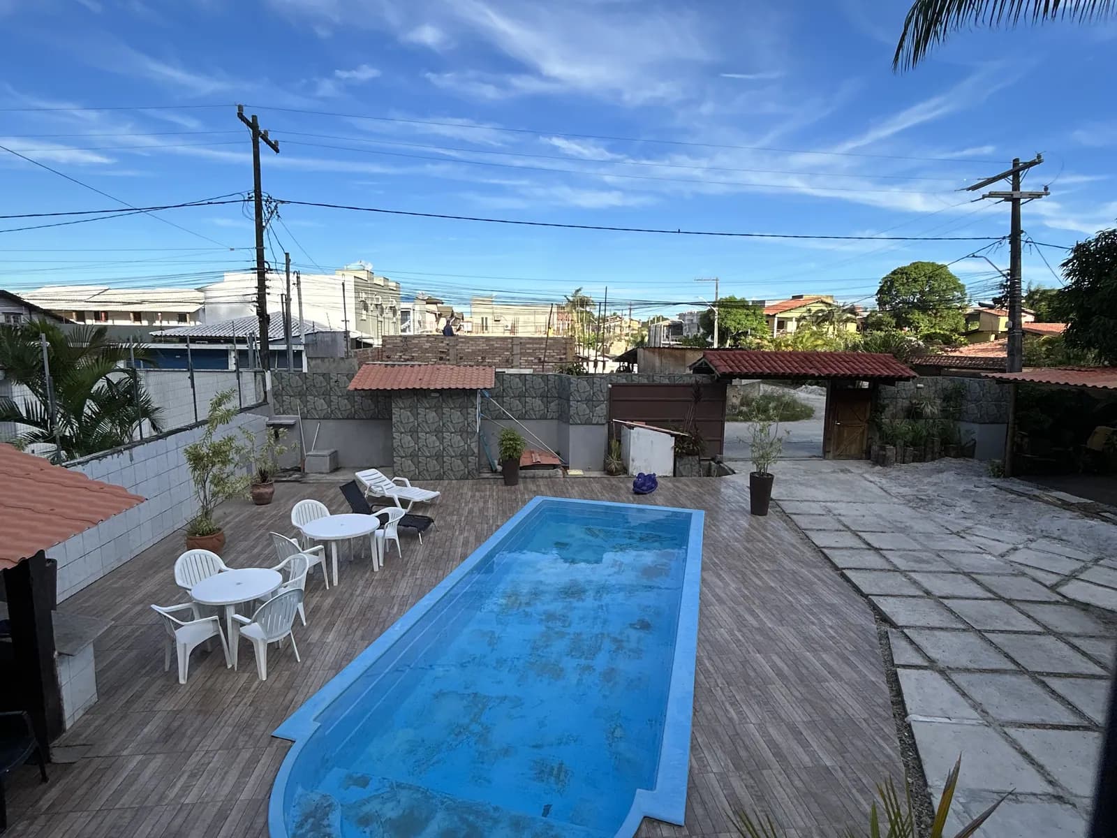 Piscina da Casa 1 vista de cima, com o deck de madeira ao redor