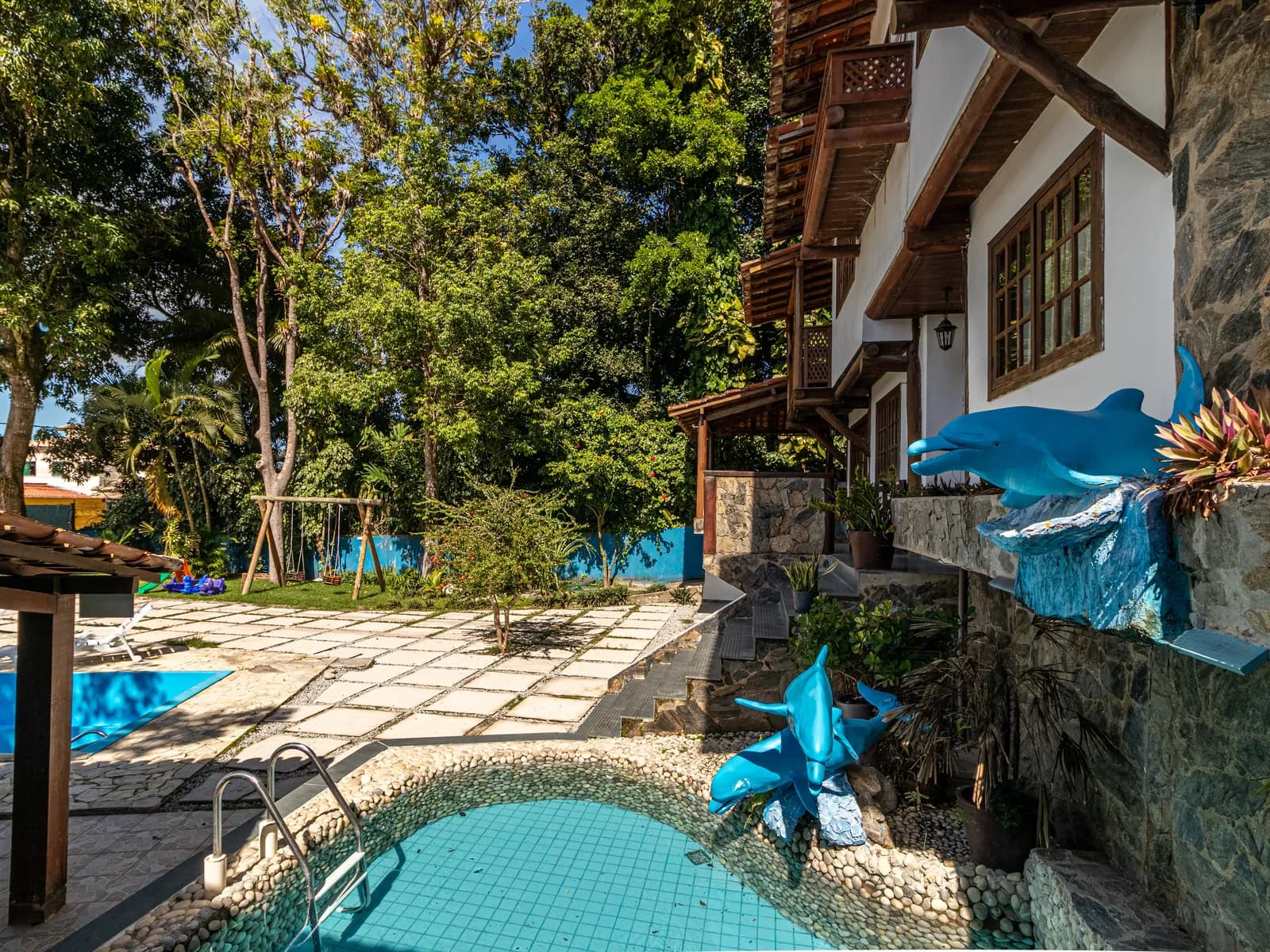 Ângulo que mostra as duas piscinas privativas da Casa 2