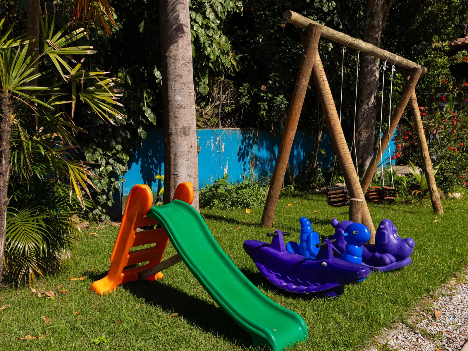 Playground com escorregador e balanços no gramado da Casa 2