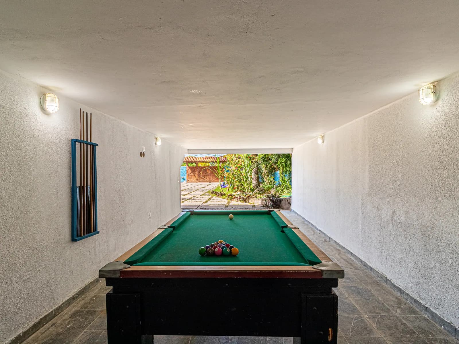 Mesa de bilhar da Casa 2 em ambiente coberto