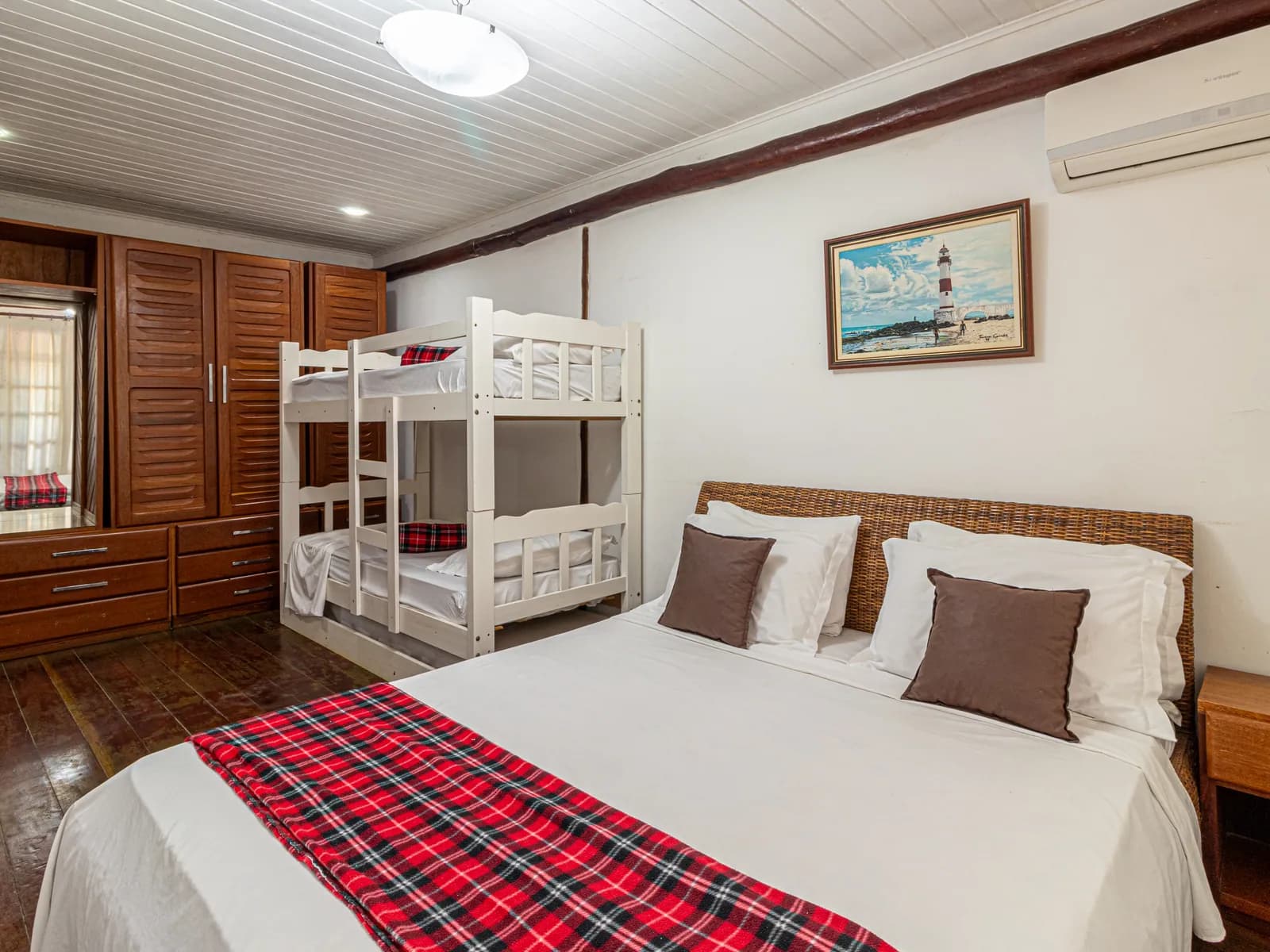 Suíte da Casa 2 com cama de casal e beliche