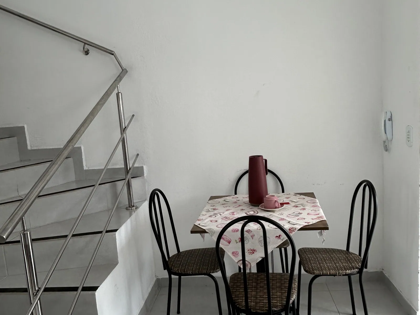 Escada interna que liga os dois andares do apartamento duplex