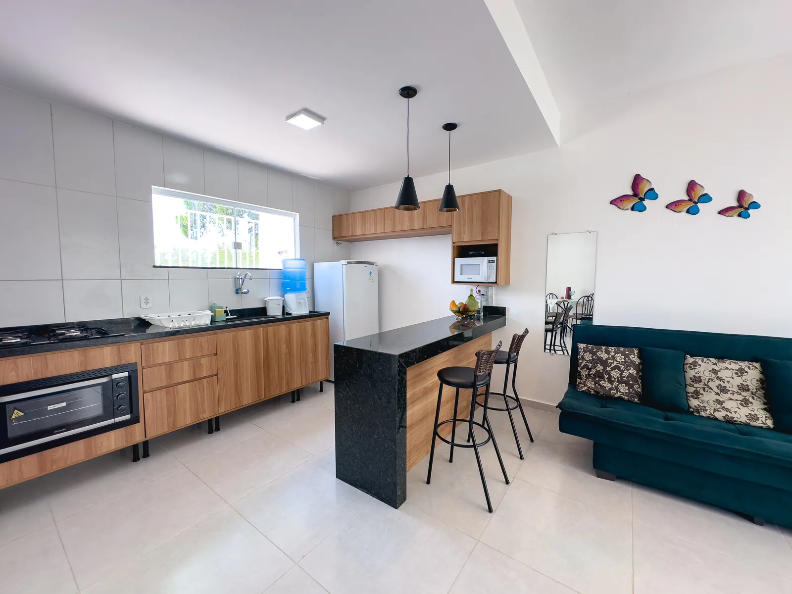 Sala de estar integrada à cozinha americana do apartamento duplex