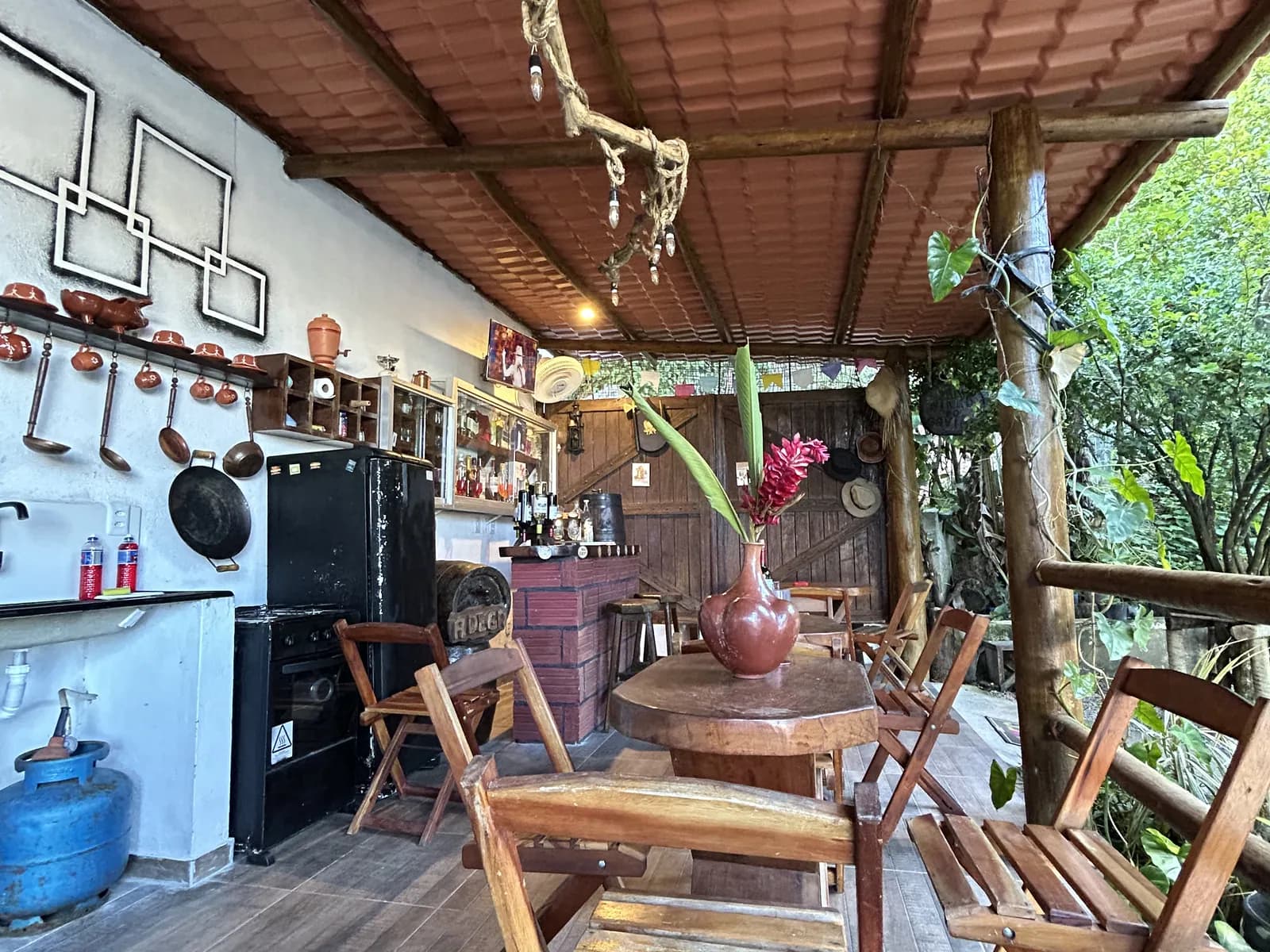 Área gourmet da Casa 1 iluminada no fim da tarde
