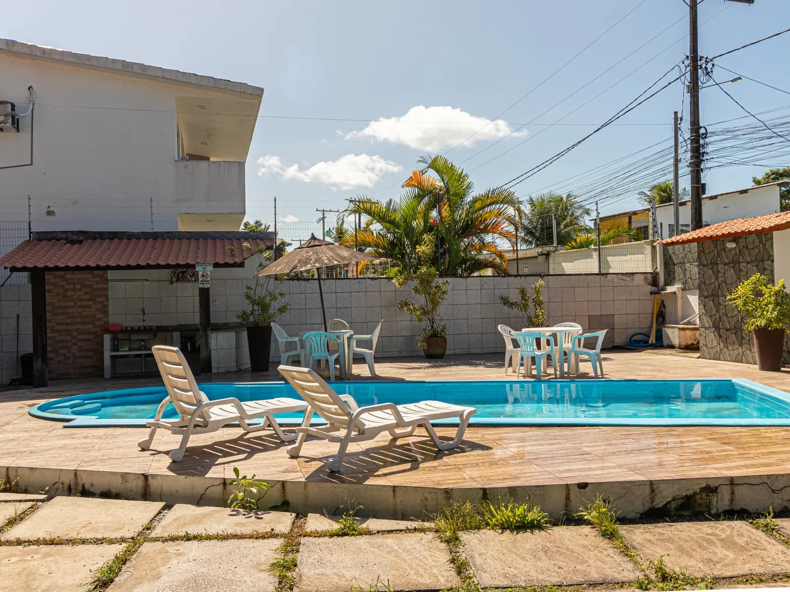 Piscina da Casa 1 com espreguiçadeiras ao sol