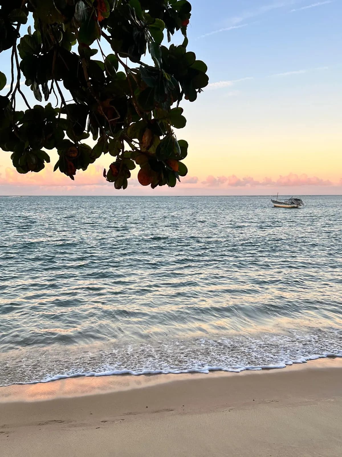 Mar turquesa e céu limpo na Praia do Muta, na Costa do Descobrimento